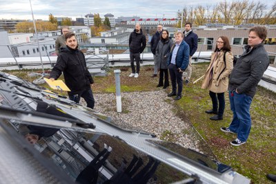 Tour of the HZB's outdoor lab to investigate the ageing of photovoltaics in outdoor areas.
