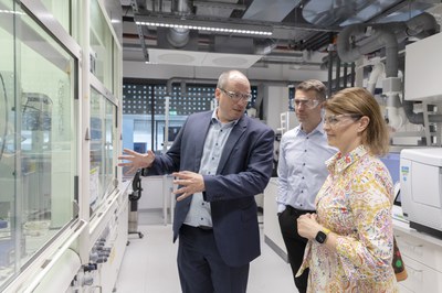 Future made in Bavaria: Members of the Bundestag Katrin Staffler and Stefan Müller visit HI ERN