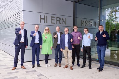 Strong partners for emission-free mobility: Siemens Mobility hands over fuel cell to Helmholtz Institute Erlangen-Nuremberg for research purposes